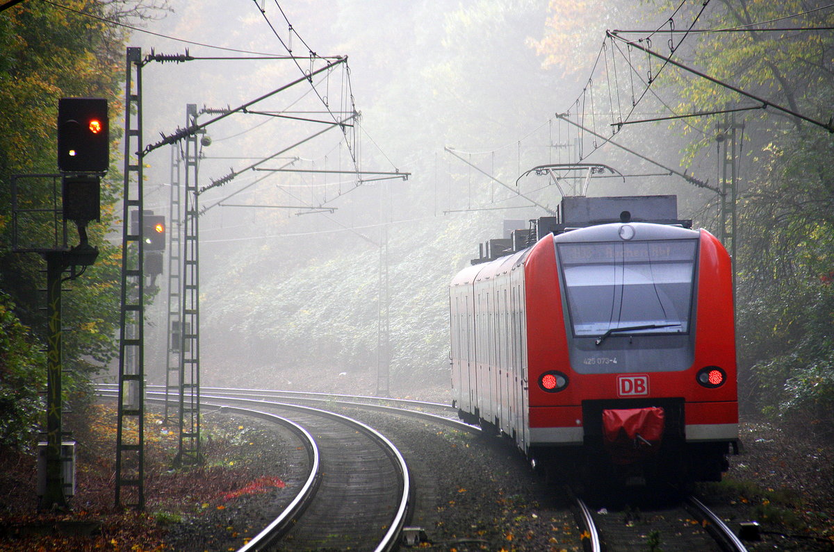 Ein Nachschuss von der Rhein Niers Bahn (RB33)  kommt aus Duisburg-Hbf nach Aachen-Hbf und hilt in Aachen-Schanz  und fuhr in Richtung Aachen-Hbf.
Aufgenommen vom Bahnsteig von Aachen-Schanz. 
Bei Nebel am Vormittag vom 29.10.2016.