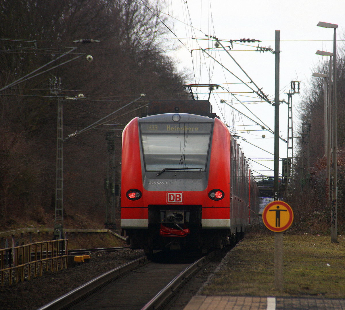 Ein Nachschuss von der Rhein Niers Bahn (RB33) aus Aachen-Hbf nach Heinsberg-Rheinland-Duisburg-Hbf und hilt in Kohlscheid und fährt in Richtung Herzogenrath,Mönchengladbach. 
Aufgenommen von Bahnsteig 1 in Kohlscheid.
 Bei Wolken am Kalten Nachmittag vom 3.2.2017.
