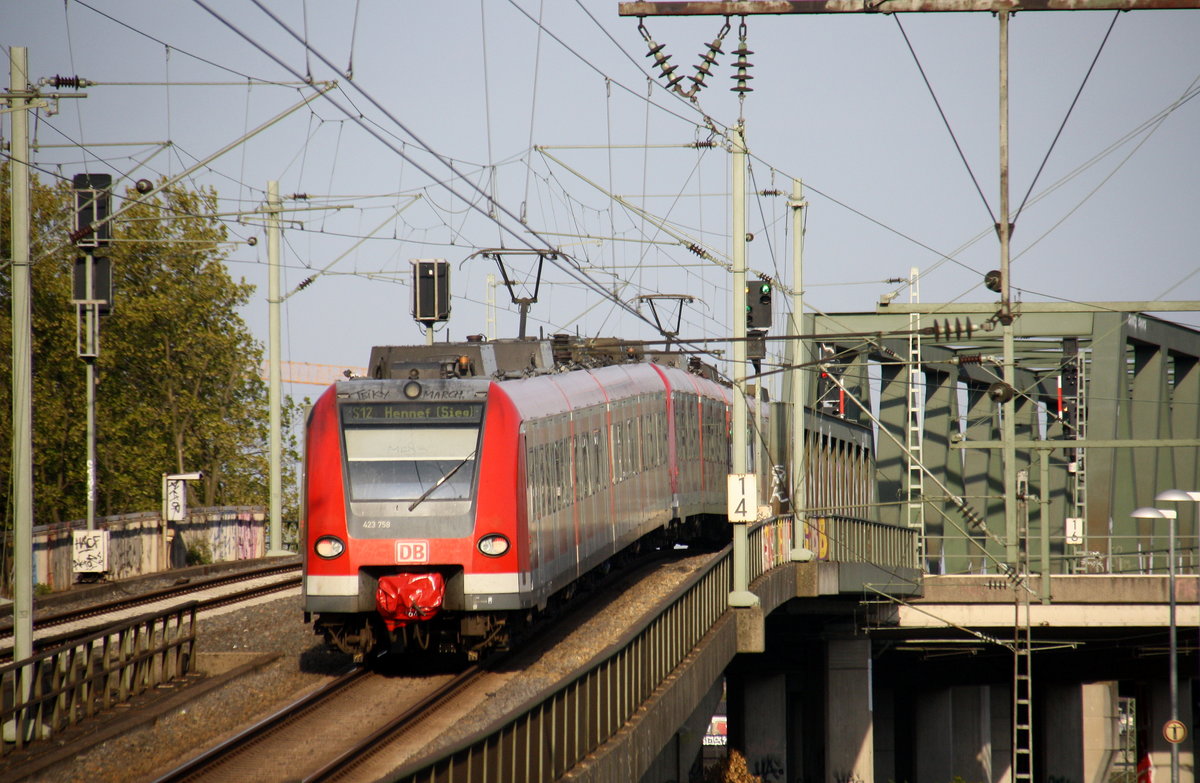 Ein Nachschuss von der S12 von Düren-Hbf nach Hennef(an der Sieg) und fuhr eine Eisenbahnbrücke hoch in Köln-Messe-Deutz.
Aufgenommen von Bahnsteig 7 in Köln-Messe-Deutz. 
Bei schönem Frühlingswetter am Abend vom 30.4.2017.
