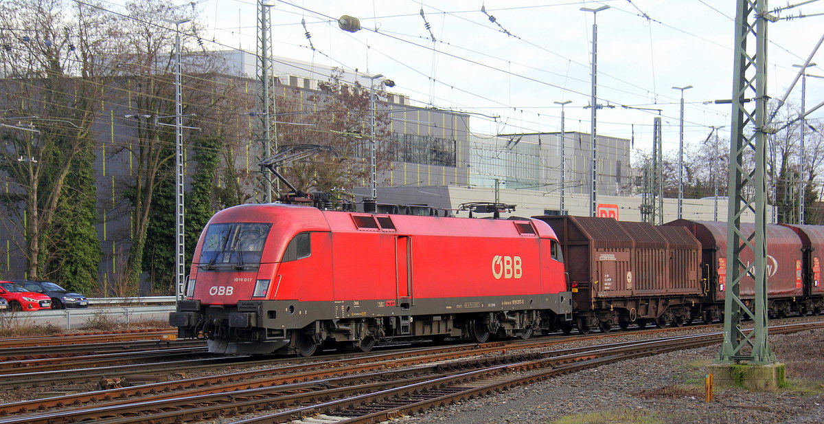 Ein Nachschuss von der Taurus ÖBB 1016 017 von ÖBB fährt als Schubhilfe sie schiebt einen Güterzug aus Linz-Voestalpine(A) nach Antwerpen-Waaslandhaven(B) bis zum Gemmenicher-Tunnel. Aufgenommen vom Bahnsteig in Aachen-West.
Bei Sonne und Wolken am Nachmittag vom 6.2.2019.