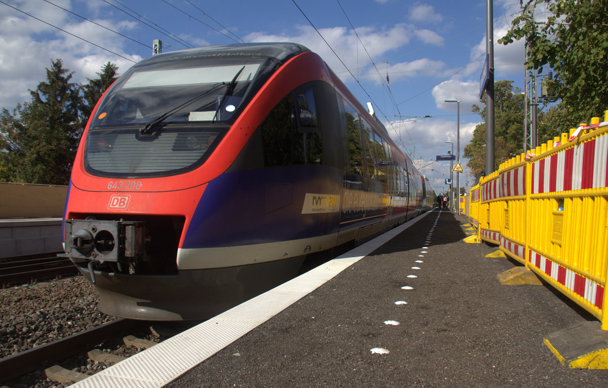 Ein Nachschuss von zwei Euregiobahn (RB20) kommen aus Düren,Stolberg-Altstadt-Rheinland nach Stolberg-Rheinland-Hbf und halten in Kohlscheid und fahren in Richtung Herzogenrath. Aufgenommen vom nagelneunen Bahnsteig 1 in Kohlscheid.
Bei Sonne und Wolken am Nachmittag vom 7.9.2018.