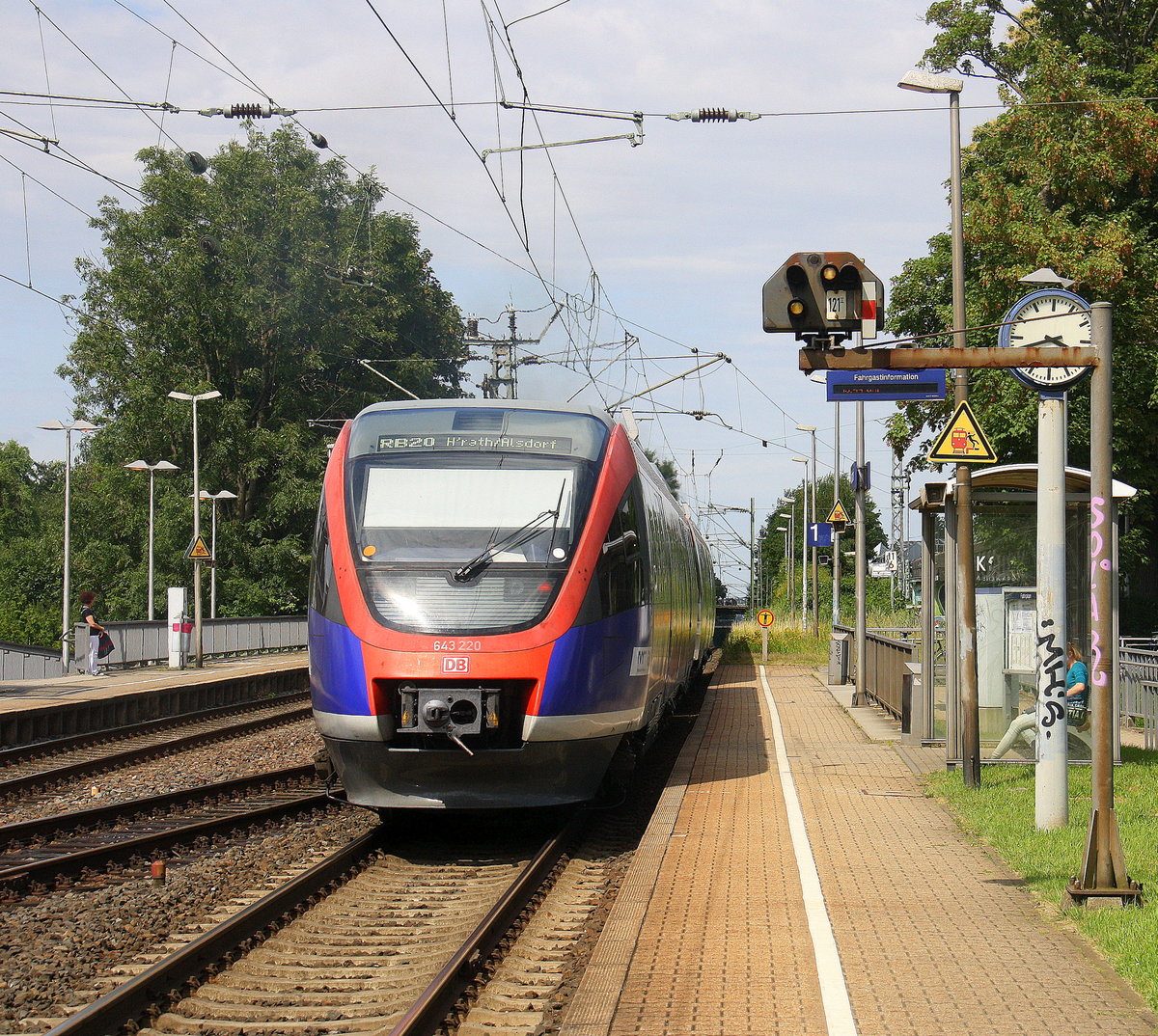 Ein Nachschuss von Zwei Euregiobahn (RB20) kommen aus Langerwehe-Stolberg-Altstadt nach Alsdorf-Annapark aus Richtung Aachen-West,Laurensberg,Richterich und halten in Kohlscheid und fahren in Richtung Herzogenrath. 
Aufgenommen von Bahnsteig 1 in Kohlscheid.
Bei Sommerwetter am Nachmittag vom 12.7.2016.