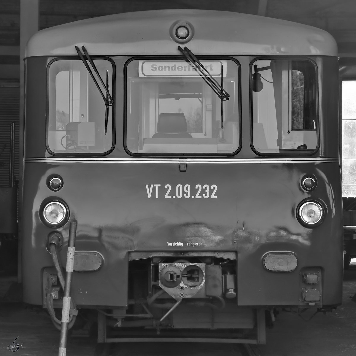 Ein Nebenbahntriebwagen der DR-Baureihe VT 2.09 Anfang April 2018 im Sächsischen Eisenbahnmuseum Chemnitz-Hilbersdorf.