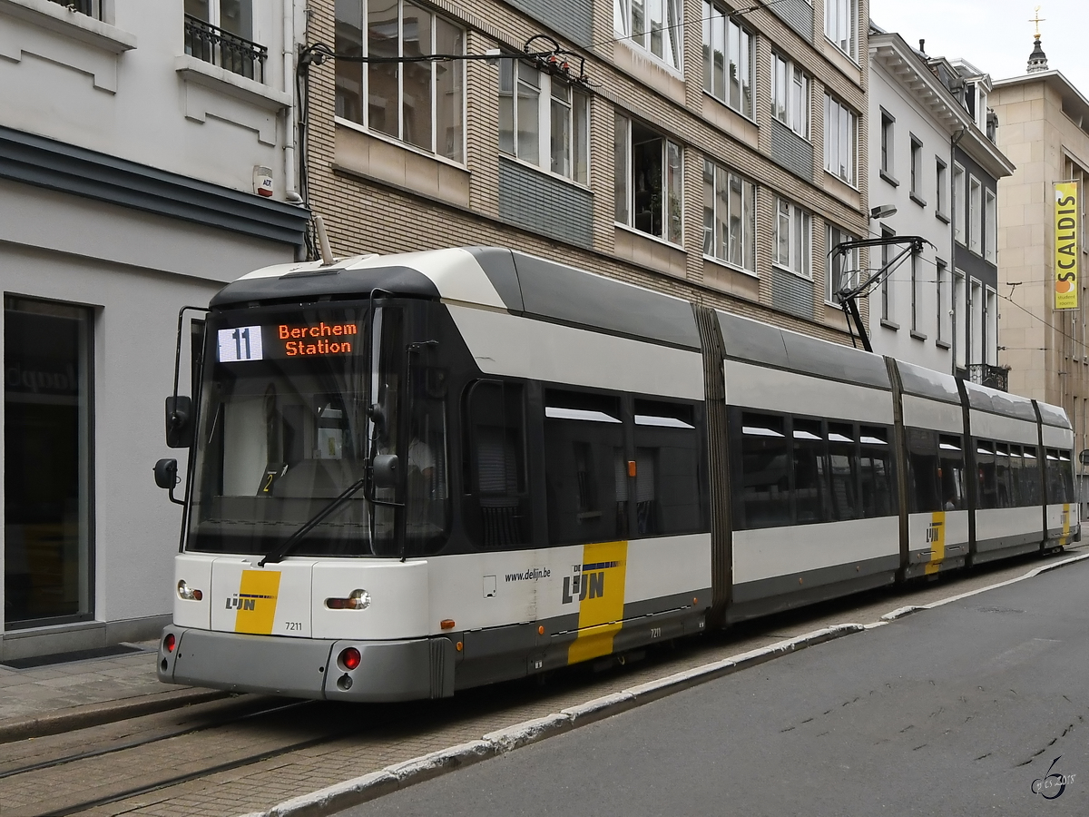 Ein Niederflurwagen vom Typs HermeLijn der Straßenbahn von Antwerpen. (Juli 2018) 
