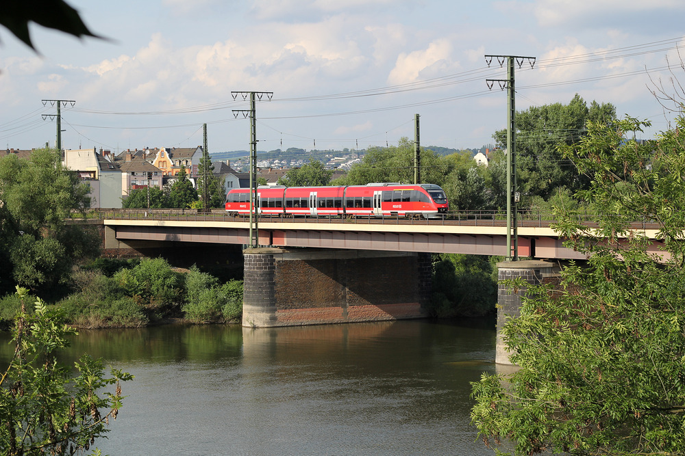Ein nummernmäßig unerkannt gebliebener 643.0 der DB Regio überquert die Mosel in Koblenz.
Aufnahmedatum: 15.07.2016