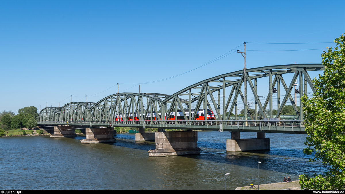 Ein ÖBB Cityjet überquert am 28. Mai 2017 unterwegs auf der S-Bahn Wien die Nordbahnbrücke über die Donau und erreicht in Kürze den Bahnhof Wien Handelskai.