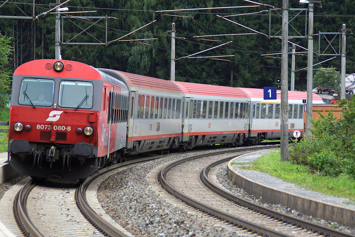 Ein ÖBB IC fährt am 20.08.2013 durch den Bahnhof Leogang Steinberge.