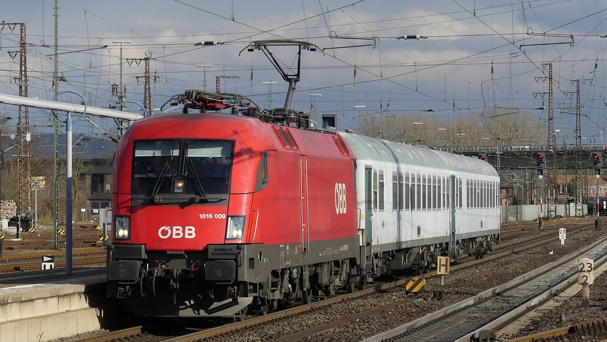 Ein ÖBB-Taurus zieht 2 Reisezugwagen durch den Hanauer Hauptbahnhof. Aufgenommen am 29.3.2018 16:38