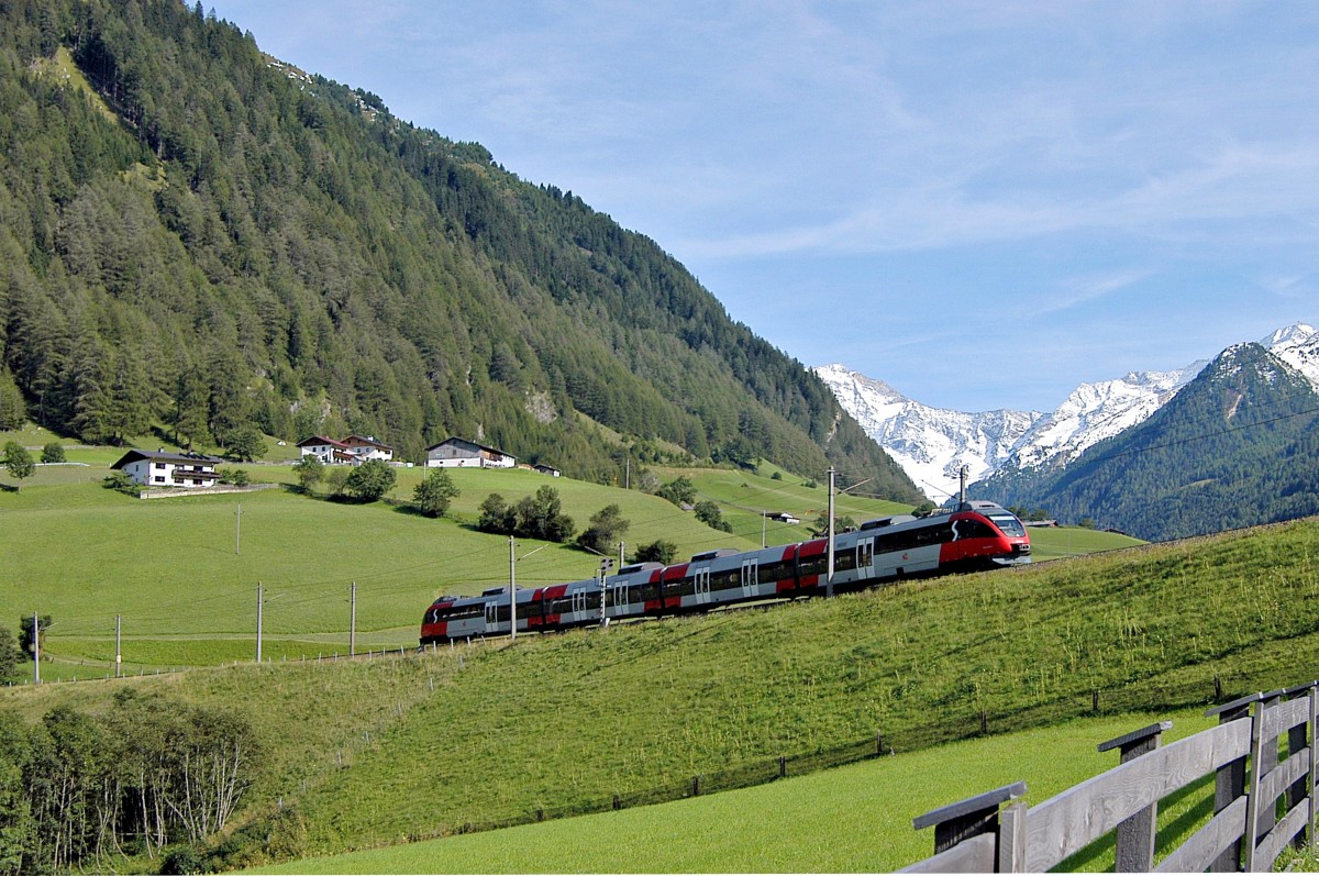 Ein ÖBB-Triebzug der BR 4024 fährt als S 4 Innsbruck Hbf - Brennero/Brenner am 02.09.10 durch die St. Jodoker Kurve. 