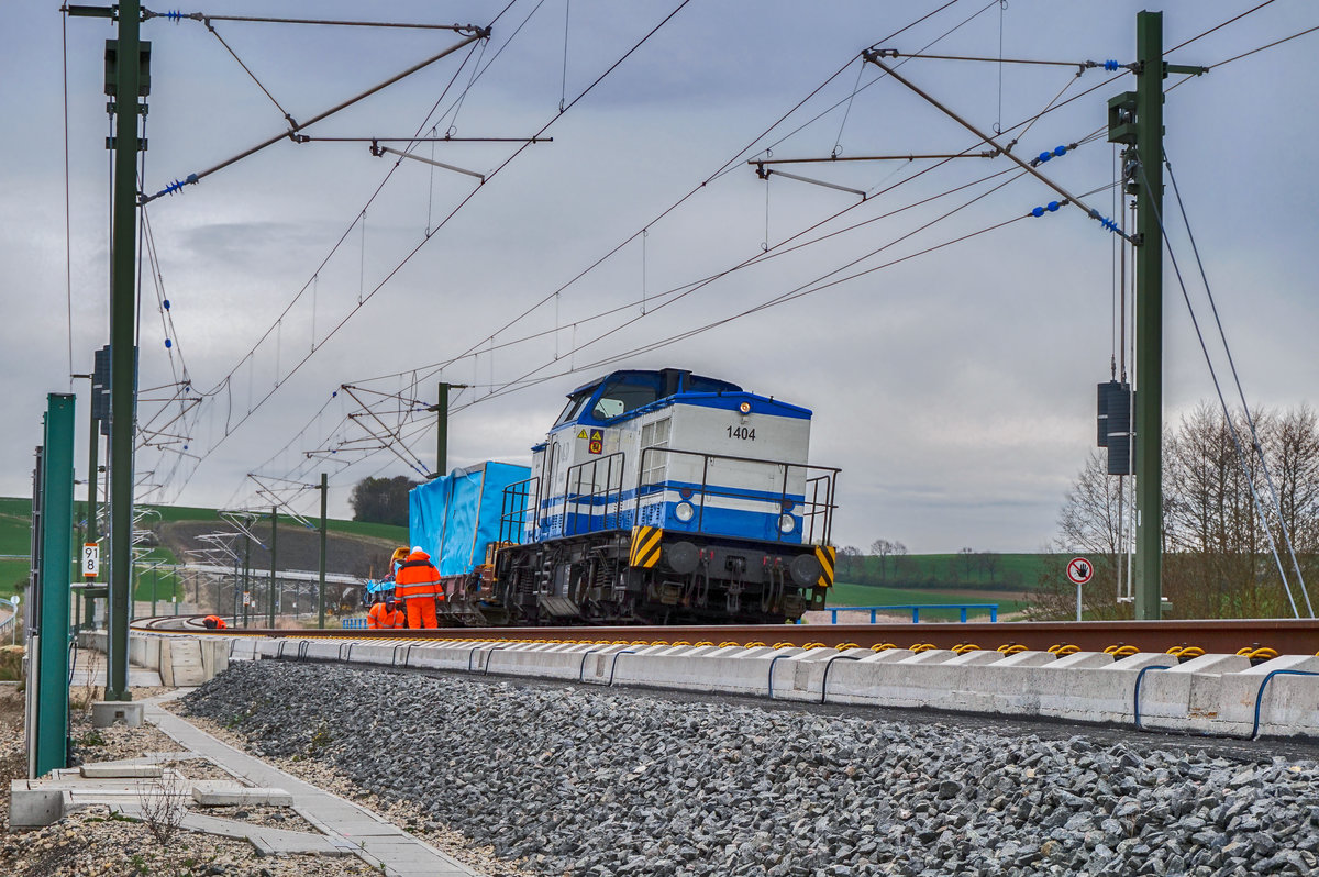 Ein paar kleine Arbeiten werden noch an der Neubaustrecke Ebensfeld–Erfurt erledigt bis sie im Dezember in Betrieb gehen wird.
Hier zu sehen ist die D&D-Lok 1404 (203 221) mit einem Güterwagen, nahe der Ortschaft Püchitz.
Aufgenommen am 12.4.2017.
