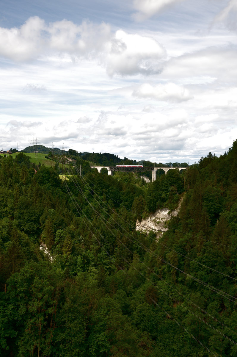 Ein RABe 526 (Stadler Flirt) der SOB fährt über den Sitterviadukt zwischen St. Gallen und Herisau. 
Foto aufgenommen am 1.7.17