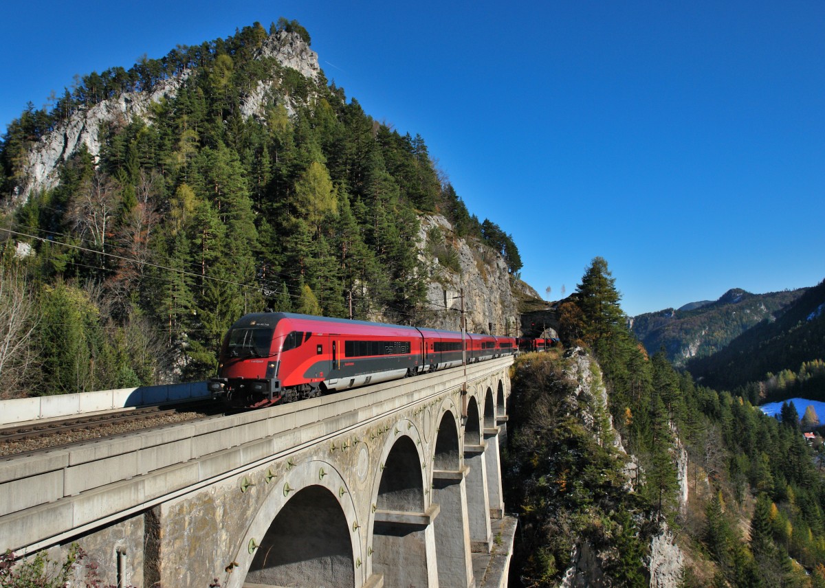 Ein Railjet nach Graz am 31.10.2012 bei Breitenstein auf dem Krausel-Klause-Viadukt. 