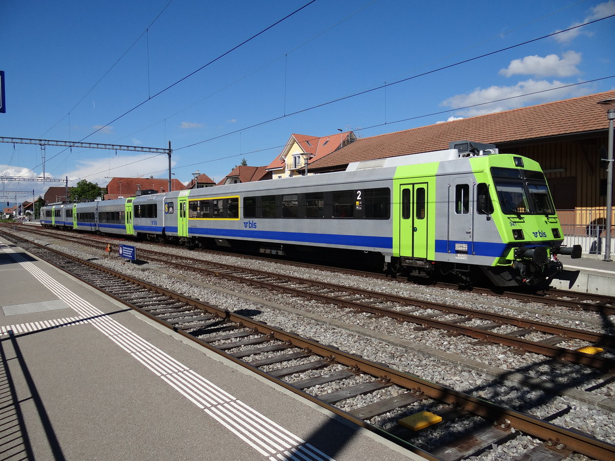 Ein RBDe 566 + B wagen (jumbo-wagen) + ABt im Bahnhof Kerzers mit ziel Lyss, 06-06-2016
