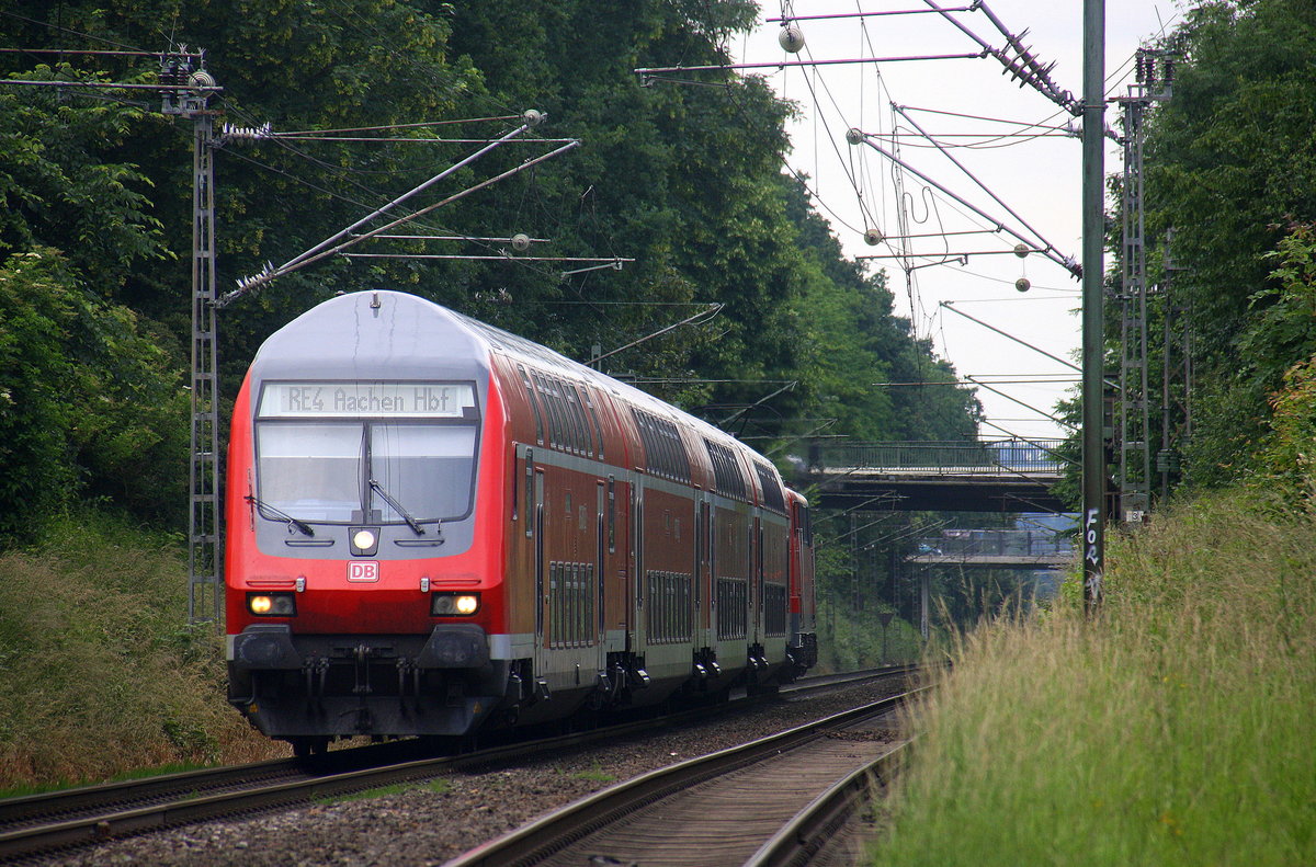 Ein RE 4 Verstärkerzug von Düsseldorf-Hbf nach Aachen-Hbf kommt die Kohlscheider-Rampe hoch aus Richtung Neuss,Herzogenrath und hält in Kohlscheid und fährt dann weiter in Richtung Richterich,Laurensberg,Aachen-West,Aachen-Schanz,Aachen-Hbf. 
Aufgenommen vom Bahnsteig 1 in Kohlscheid.
Am Abend vom 16.6.2016.