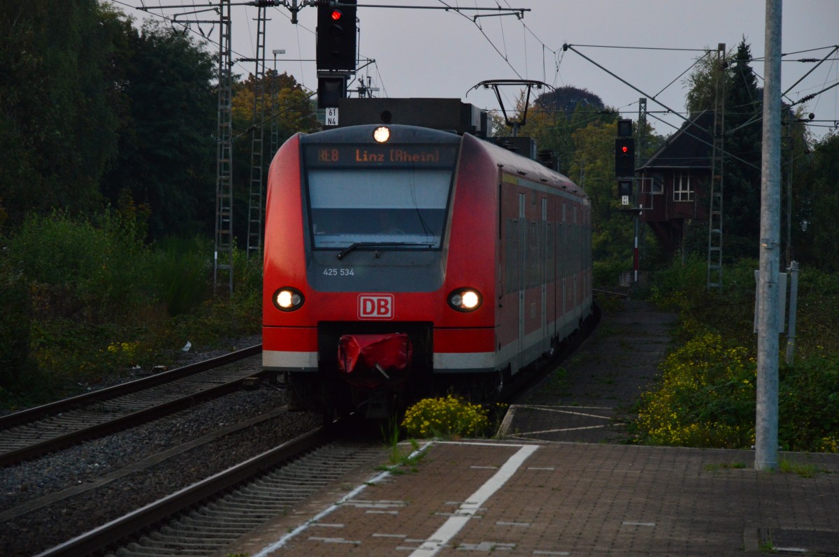 Ein RE 8 Zug nach Linz am Rhein fährt in Rheydt Hbf ein.
Geführt wird der Zug von dem 425 534. 30.9.2014