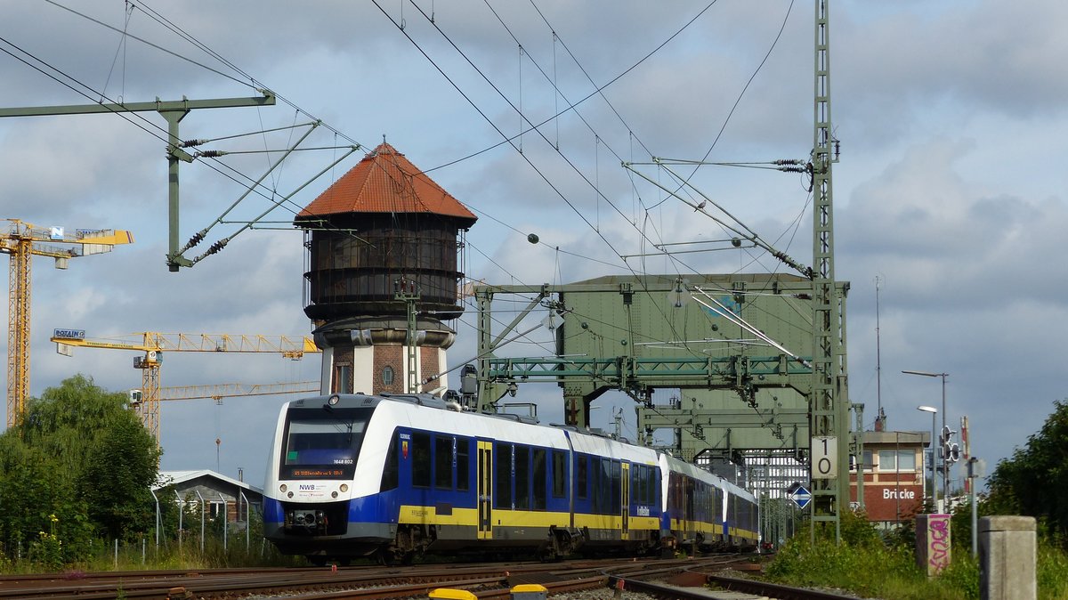 Ein RE nach Osnabrück biegt nach dem Überqueren der Oldenburger Huntebrücke von der Hauptbahn nach Bremen ab. Aufgenommen am 18.7.2017 9:32