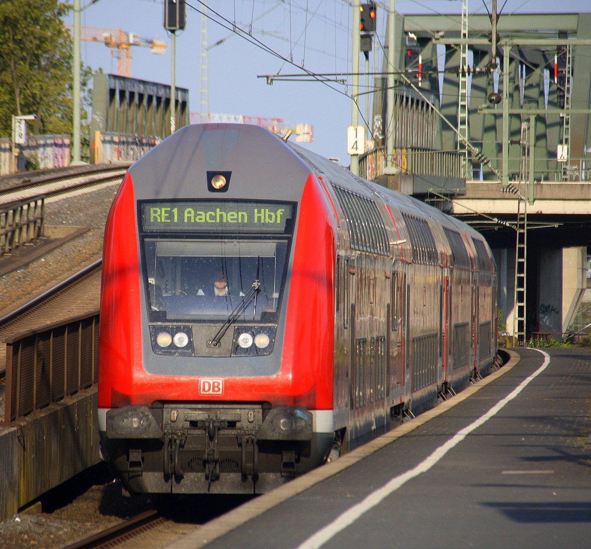 Ein RE1 aus Hamm(Westfalen) nach Aachen-Hbf und fährt in Köln-Messe-Deutz ein.
Aufgenommen von Bahnsteig 7 in Köln-Messe-Deutz. Bei schönem Frühlingswetter am Abend vom 30.4.2017. 