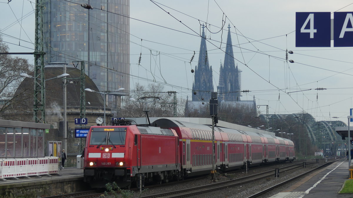 Ein RE1 nach Hamm steht in Köln Messe/Deutz. Aufgenommen am 11.1.2018 15:52