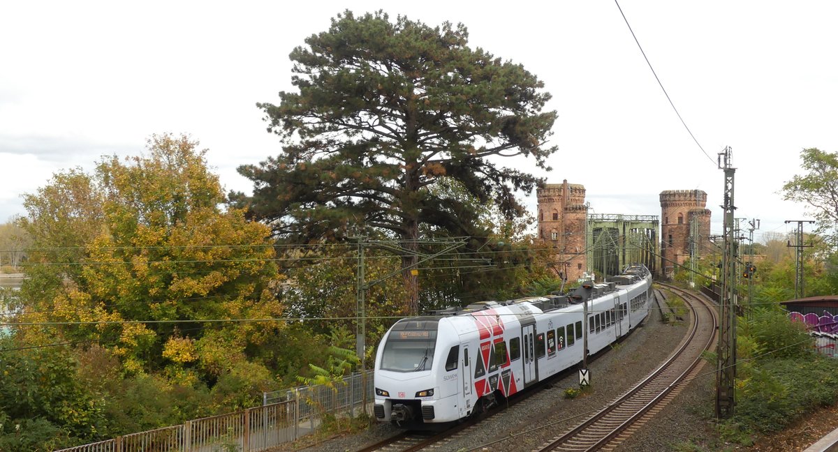 Ein RE2 nach Koblenz verlässt die Mainzer Südbrücke. Aufgenommen am 27.10.2018 15:44