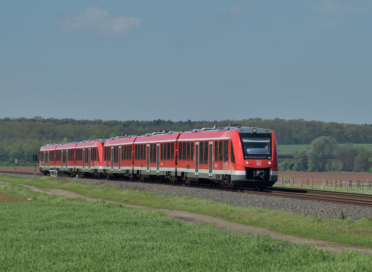 Ein RE22 vom 620 527 geführt auf dem Weg nach Köln Messe/Deutz ist der Zug bei Wißkirchen am Samstag den 6.5.2017