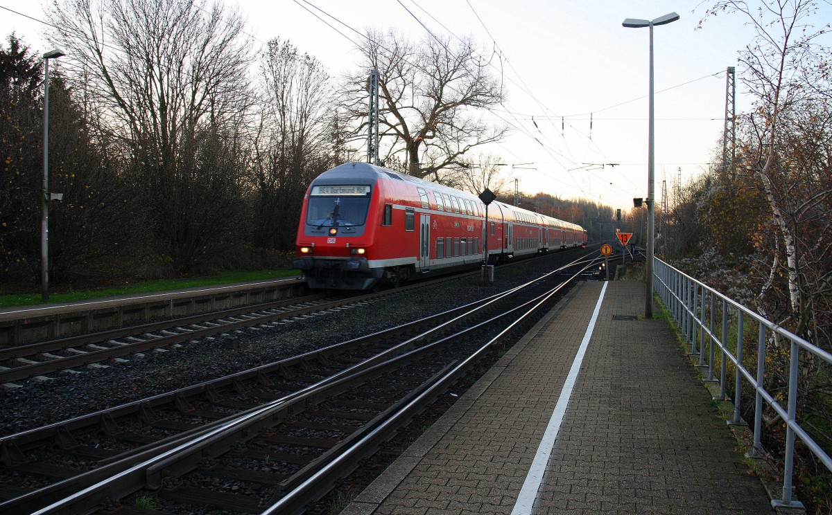 Ein RE4 von Aachen-Hbf nach Dortmund-Hbf und am Zugende ist die 111 016 DB kommt aus Richtung Aachen-West,Laurensberg,Richterich, und fährt durch Kohlscheid und fährt in Richtung Herzogenrath,Mönchengladbach,Neuss.
Bei schönem Sonnenschein am Morgen vom 8.12.2015.