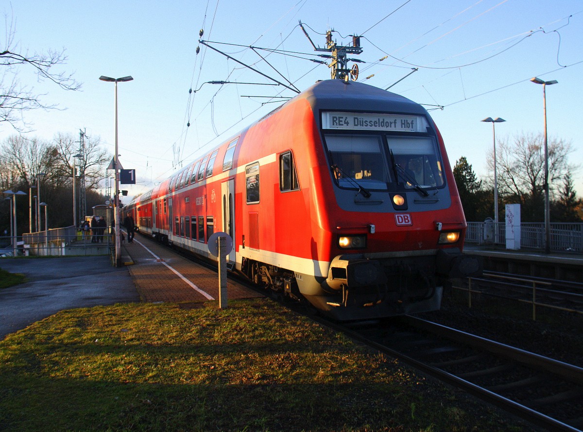 Ein RE4 von Kohlscheid nach Düsseldorf-Hbf steht in Kohlscheid.
Aufgenommen vom Bahnsteig 1 in Kohlscheid.
Bei schönem Sonnenschein am Kalten Morgen vom 10.1.2016.