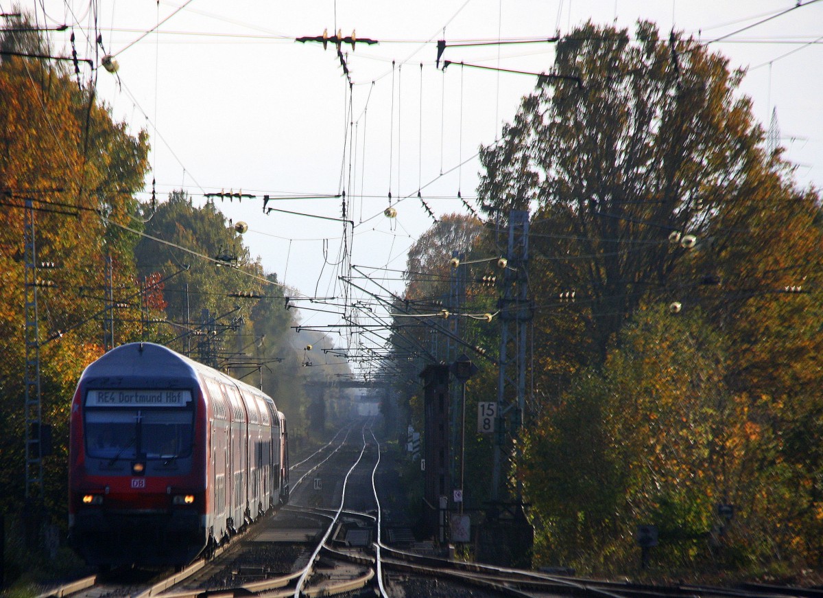 Ein RE4 kommt aus Aachen-Hbf-Dortmund-Hbf und am Zugende ist die 111 125-1 DB und  kommt die Kohlscheider-Rampe herunter aus Richtung Aachen,Kohlscheid und fährt in Richtung Übach-Palenberg,Rheydt.
Bei schönem Novemberwetter am Nachmittag vom 2.11.2014. 
