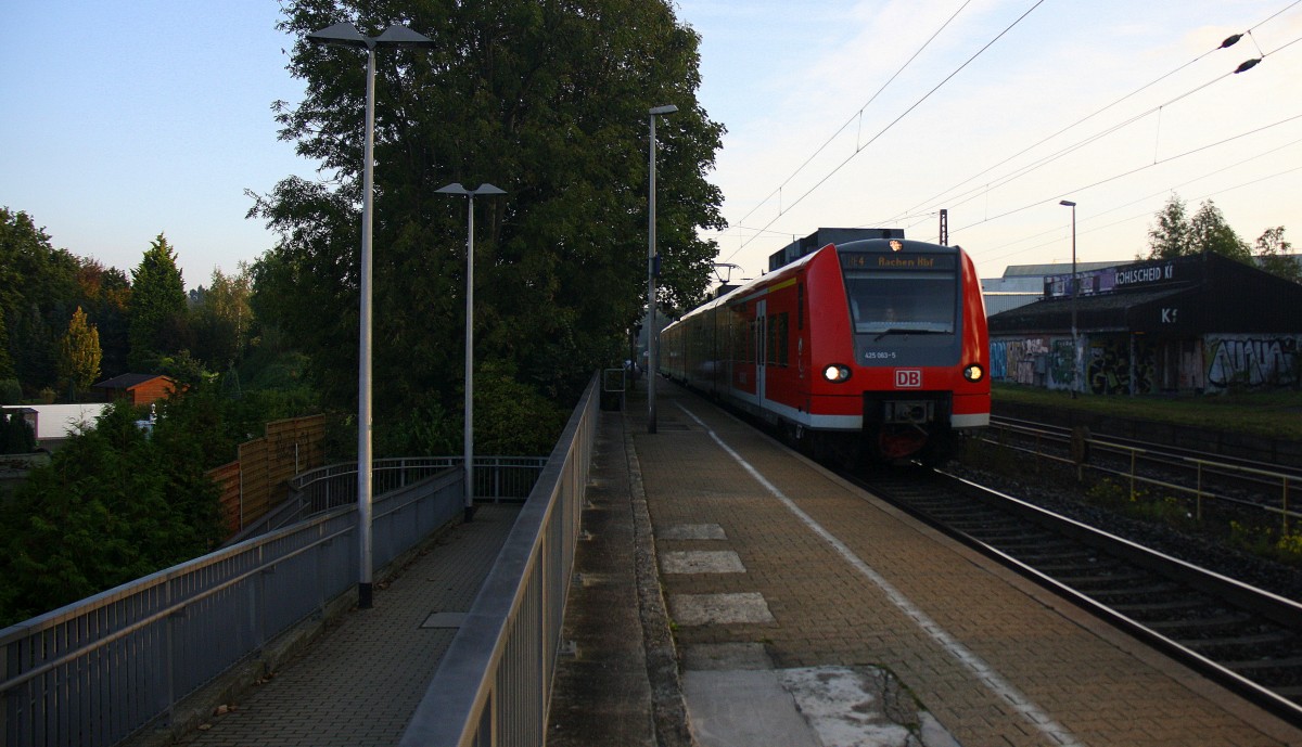 Ein RE4 von Lindern-Aachen-Hbf kommt die Kohlscheider-Rampe hoch aus Richtung Herzogenrath und fährt durch Kohlscheid in Richtung Richterich,Laurensberg,Aachen-West.
Bei schönem Sonnenschein am Morgen vom 1.10.2014.