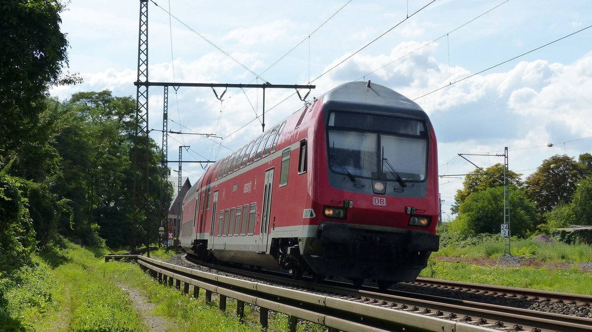 Ein RE50 nach Fulda durchfährt die Kurve nahe der Hanauer Museumseisenbahn. Aufgenommen am 9.8.2017 16:21