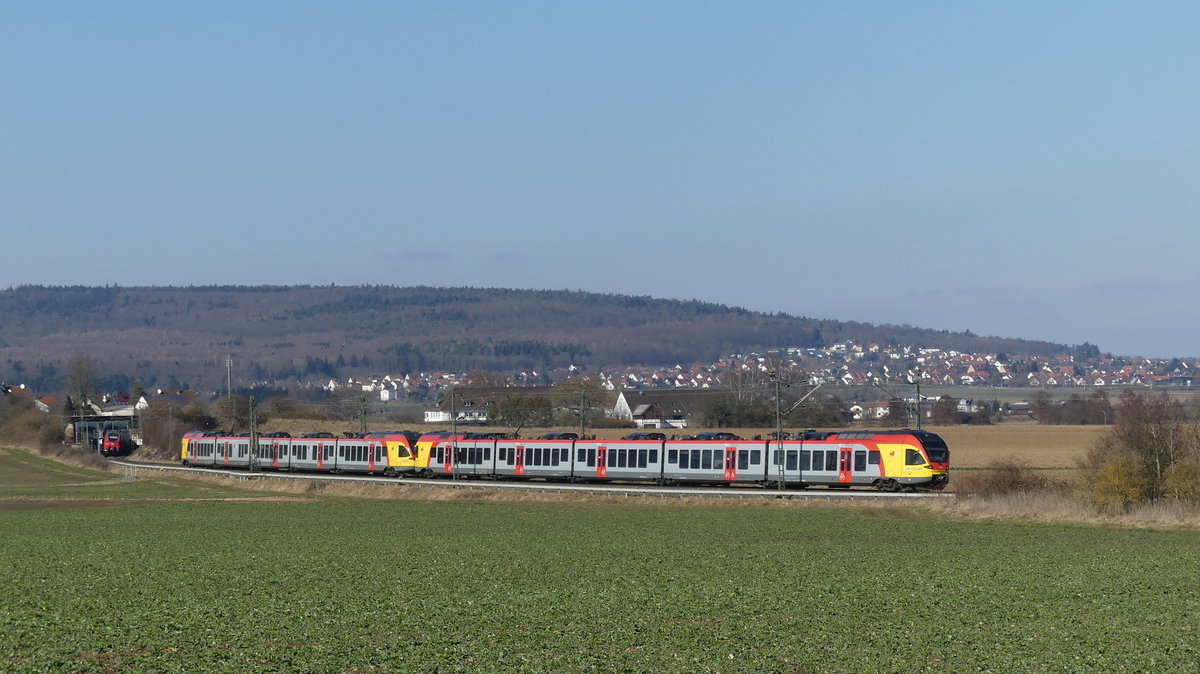 Ein RE98/99 saust kurz hinter Ostheim (b. Butzbach) durch eine Kurve. Aufgenommen am 24.2.2018 13:10