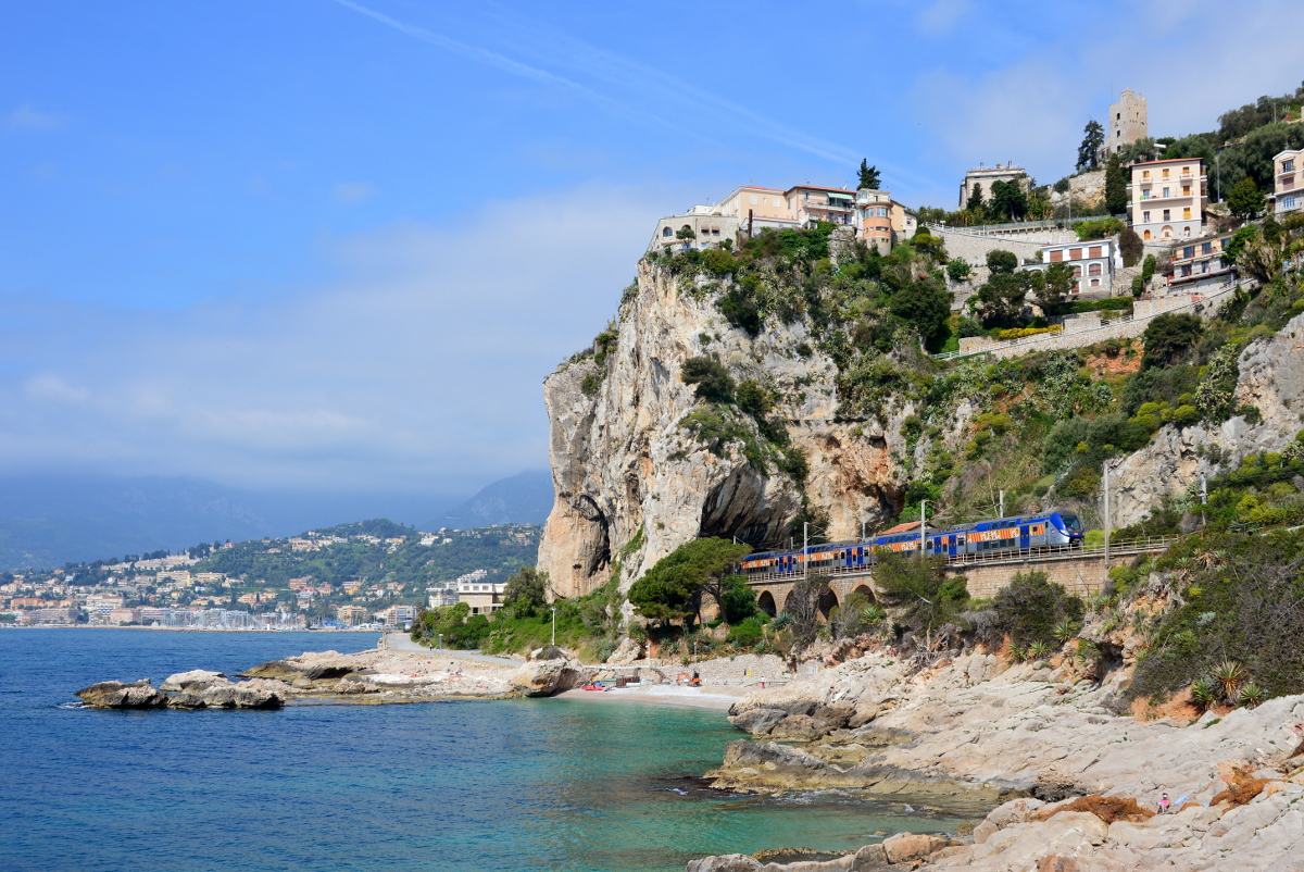 Ein Regio 2N mit TER 86028 Ventimiglia - Cannes-la-Bocca fährt unter dem kleinen Dorf Grimaldi, nicht weit von seinem nächsten Halt, Menton-Garavan - 27.04.2018