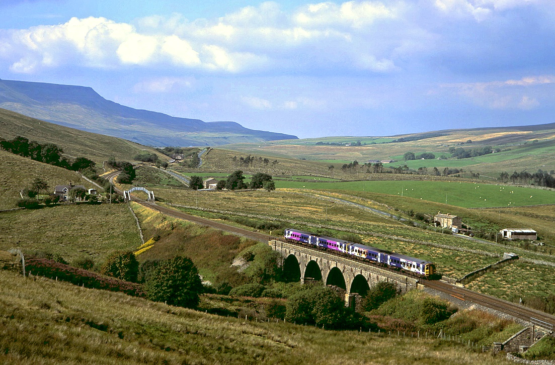 Ein Regionalzug auf der Linie Carlisle - Settle hat den Scheitelpunkt bei Ais Gill berwunden und rollt in den BAhnhof Garsdale ein, 03.09.2010.