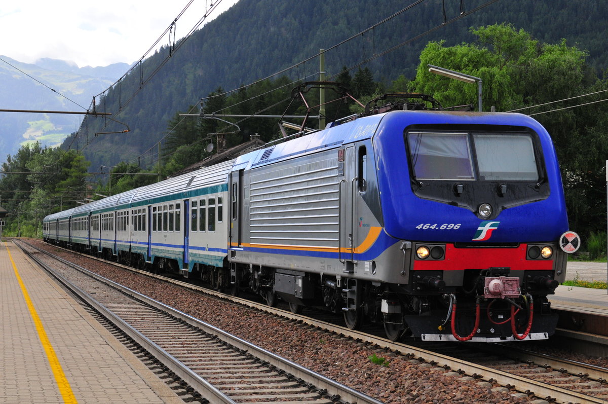 Ein Regionalzug  mit der 464.696 der Italienischen Staatsbahn im Bahnhof Freienfeld am
15.07.17