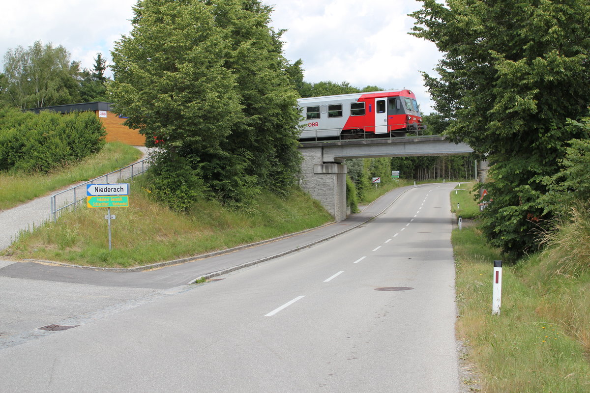 Ein Regionalzug der Reihe 5047 in der Haltestelle Mühlheim bei Km 45,3 der Innvierterbahn, Juni 2014