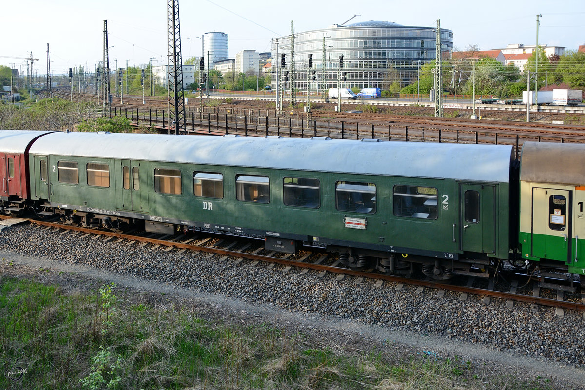 Ein Reise- und Gepäckwagen der DR, gesehen im April 2014 in Dresden.