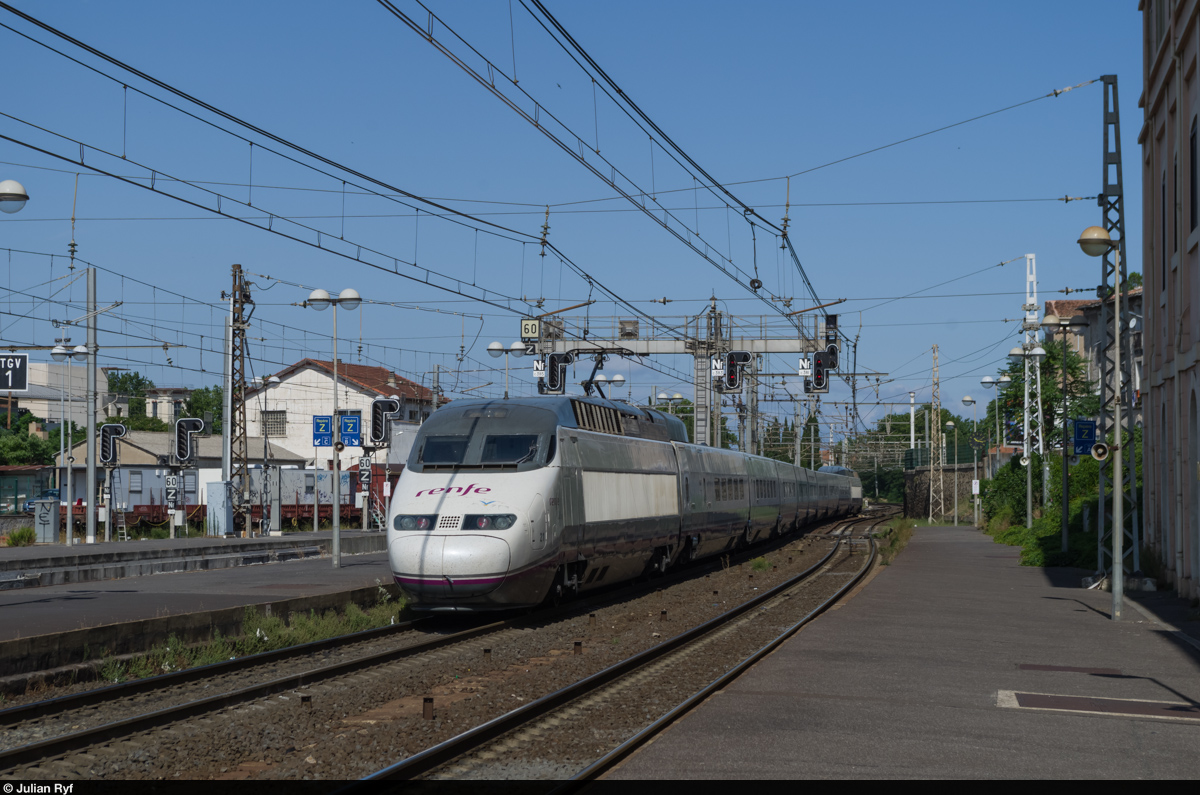 Ein RENFE Hochgeschwindigkeitszug der Serie 100 verlässt am 8. Juli 2015 auf seinem Weg von Marseille-Saint-Charles nach Barcelona Sants den Bahnhof von Béziers.