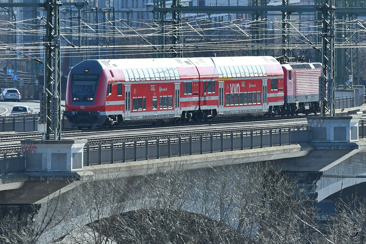 Ein S-Bahn-Zug, abgelichtet Anfang April 2018 auf der Marienbrücke in Dresden.