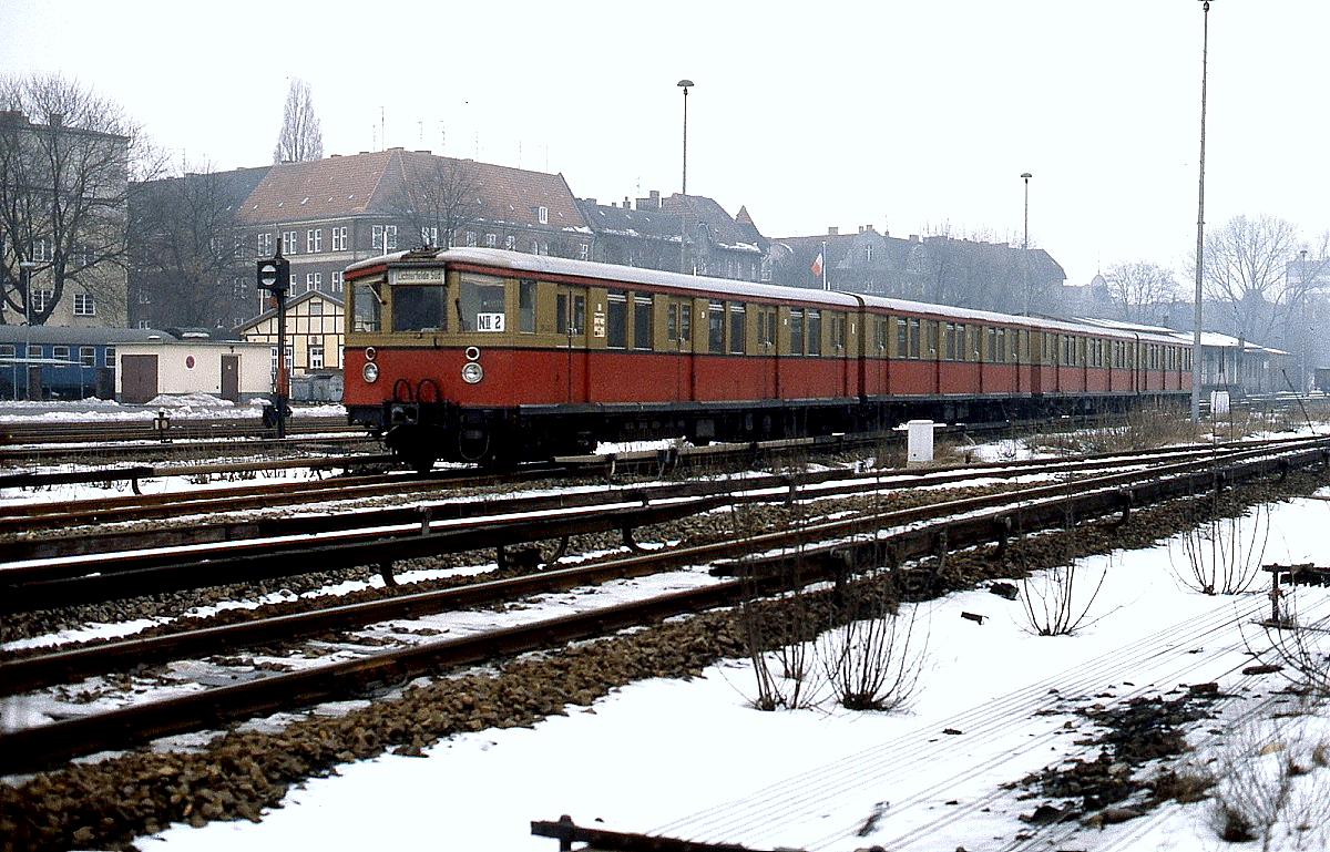 Ein S-Bahn-Zug verlässt im Januar 1981 den Bahnhof Tegel in Richtung Lichterfelde Süd