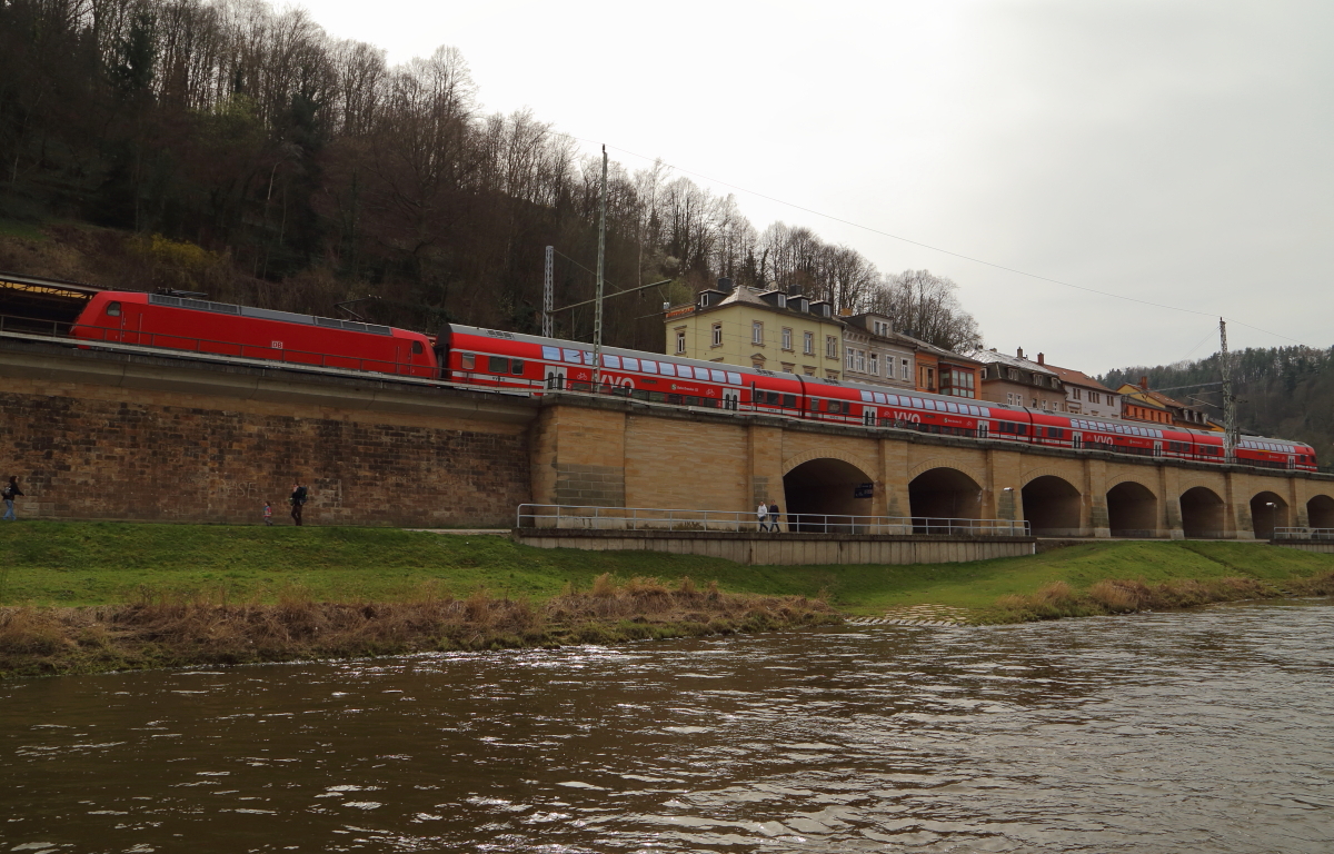 Ein S-Bahnzug aus Dresden, mit Fahrziel Schöna, am 03.04.2016 bei(Aufnahme vom Personendampfer  Stadt Wehlen  aus)