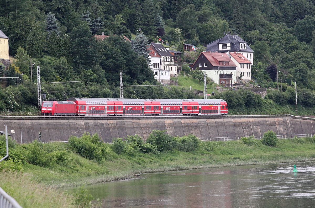 Ein S-Bahnzug Richtung Bad Schandau , Nähe Königsstein. 11.06.2016  15:35 Uhr.