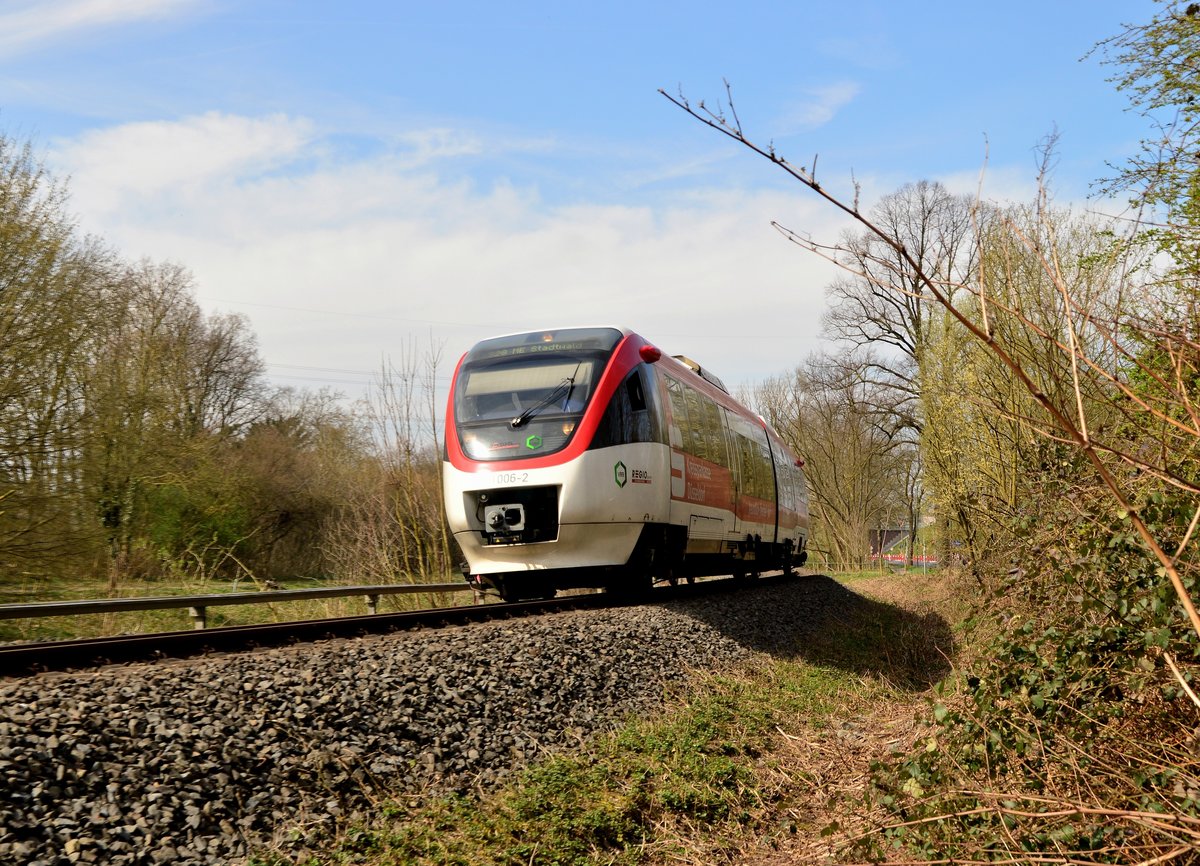 Ein S28 Zug nach Mettmann Stadtwald ist hier im Bogen am Nordkanal zu sehen es ist der Regiobahn Triebwagen VT 1006-2 der hier gen Neuss Hbf fahrend zusehen ist.
Sonntag 3.4.2016
