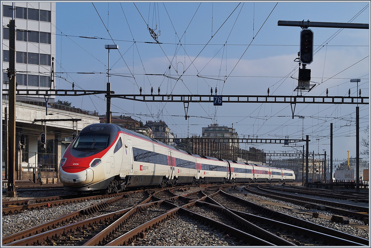 Ein SBB ETR 610 verlässt als EC 37 Lausanne Richtung Milano.
9. Feb. 2018