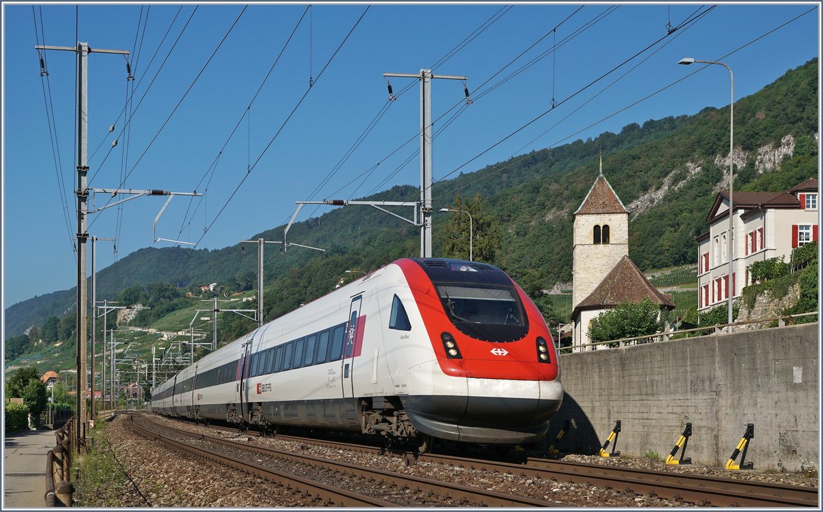 Ein SBB ICN bei Twann auf der Fahrt Richtung Zürich. 
18. August 2017