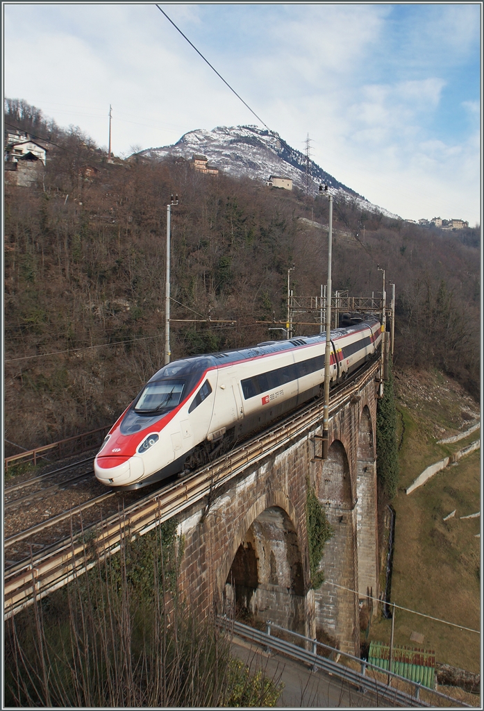 Ein SBB RABe 503 kurz vor Preglia auf der Fahrt Richtung Süden.
27. Jan. 2015