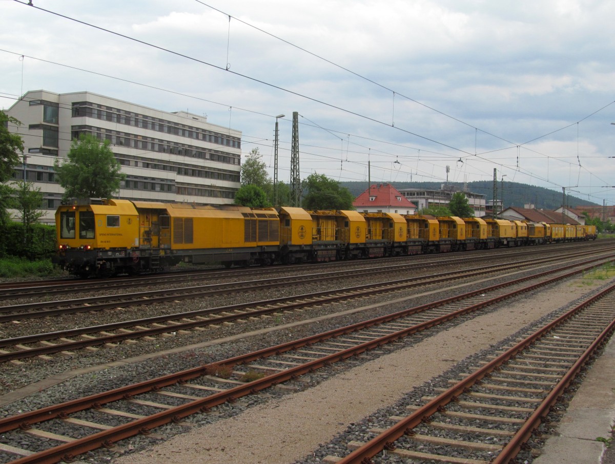 Ein Schleifzug der Firma Speno ist am 26. Mai 2014 auf Gleis 1 im Bahnhof Kronach im Einsatz.