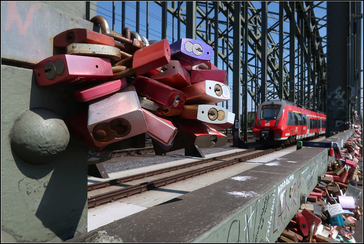 Ein Schlösser-Bahnbild -

Neben den Zügen muss die Hohnezollernbrücke auch nach das Gewicht der vielen Vorhängeschlössern tragen. In Paris ist bei einem Seine-Steg der aufgrund der Schlösser ein Teil der Brückenbrüstung abgebrochen. Erlaubt oder Straftat ähnlich wie Graffiti?

18.08.2018 (M)