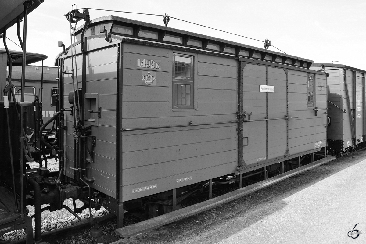 Ein Schmalspur-Güterwagen am Bahnhof Radebeul-Ost (April 2014)