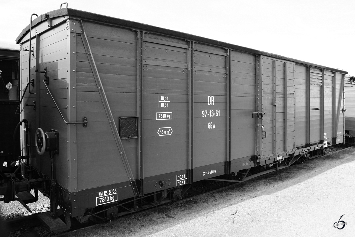 Ein Schmalspur-Güterwagen am Bahnhof Radebeul-Ost (April 2014)