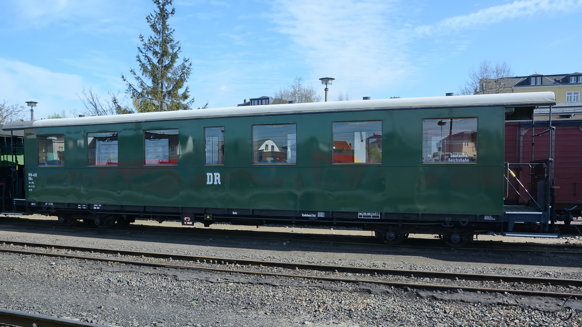 Ein Schmalspur-Personenwagen am Bahnhof Radebeul-Ost (April 2014)