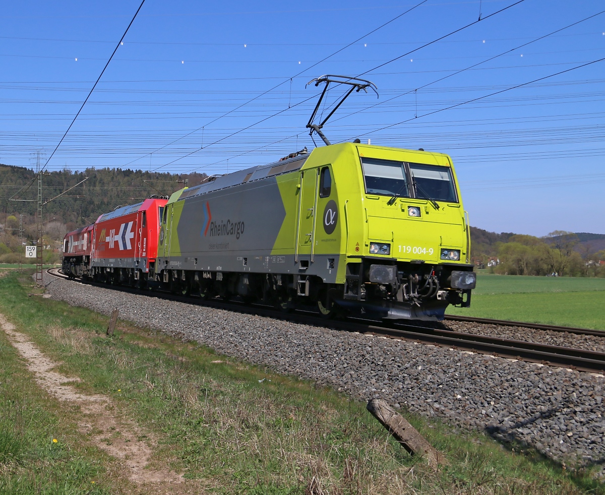 Ein schöner bunter Lokzug begegnete mir am 19.04.2015 zwischen Mecklar und Ludwigsau-Friedlos. Zuglok war 119 004-9 von Alpha Trains/Rhein Cargo mit 185 603-8 und 266 069-4 der HGK am Haken in Fahrtrichtung Süden. 
